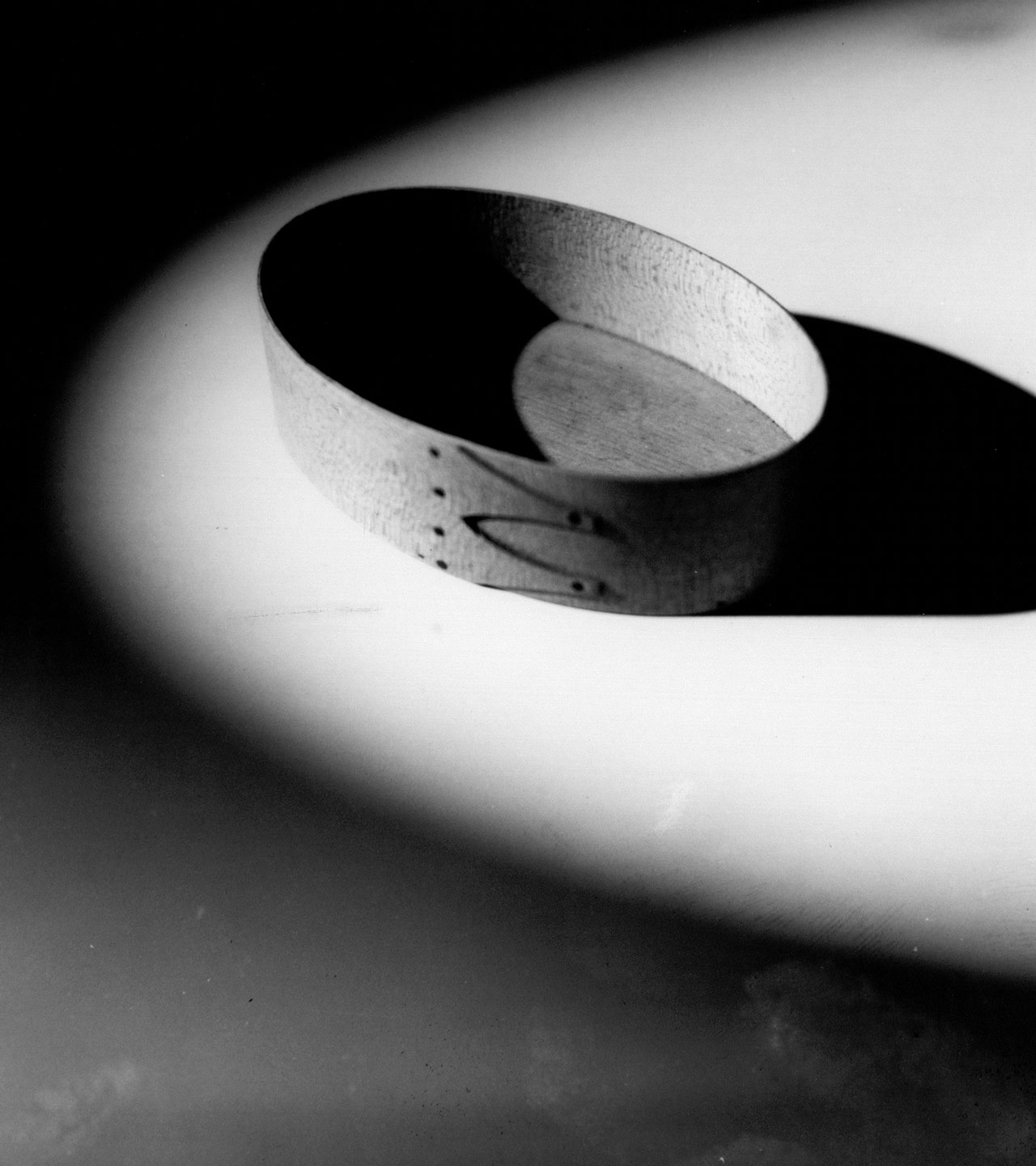 Box in oval light / Samuel Kravitt.